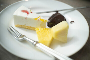 ケーキとフルーツの盛り合わせ