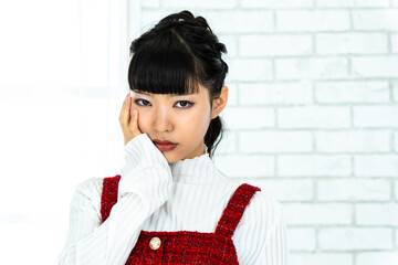 憂鬱な表情の女性