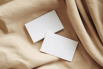 페브릭 원단 천 위에 명함 카드 목업 템플릿