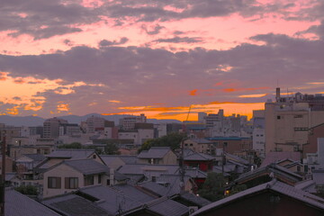 夕暮れ時の祇園の家並み