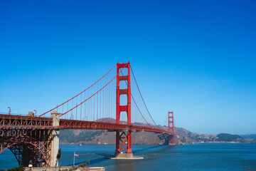 青空に映える赤い橋　サンフランシスコのゴールデンゲートブリッジ