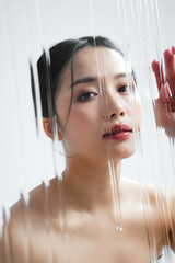 若いアジア女性の潤いのあるスキンケアイメージ