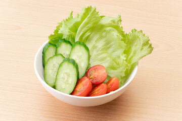 美味しそうなレタスと胡瓜とミニトマトのサラダ