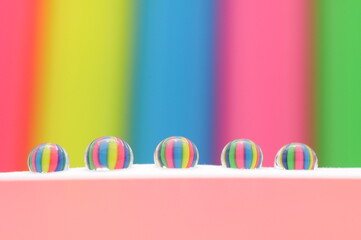 カラフルな用紙が水滴に映り込んでいる。