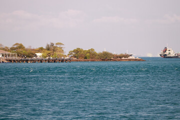 Fototapeta premium 알록달록 아름다운 태국 방사레이 해변 마을의 언덕과 선착장 그리고 불교사찰,