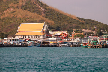 알록달록 아름다운 태국 방사레이 해변 마을의 언덕과 선착장 그리고 불교사찰,