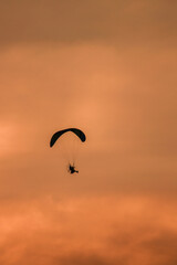 아름다운 노을속을 비행하고 있는 엔진 페러글라이더,
