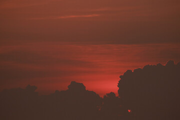 붉게 물든 노을. 회색과 주황색, 주홍색, 빨간색이 잘 어울리는 배경그림
