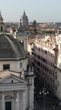 Via del Corso e il centro storico di Roma visto dal drone.
Spettacolare vista aerea di Via del Corso tra Piazzza del Popolo e l'Altare della Patria. Roma, Italia.
