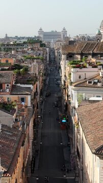 Via del Corso e il centro storico di Roma visto dal drone.
Spettacolare vista aerea di Via del Corso tra Piazzza del Popolo e l'Altare della Patria. Roma, Italia.