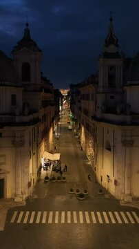 Via del Corso e il centro storico di Roma di notte con il cielo nuvoloso.
Spettacolare vista aerea di Via del Corso tra Piazzza del Popolo e l'Altare della Patria. notte, crepuscolo. Roma, Italia.