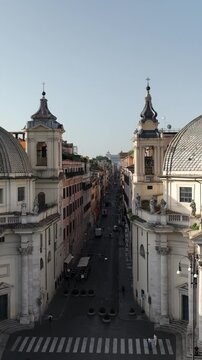 Via del Corso e il centro storico di Roma visto dal drone.
Spettacolare vista aerea di Via del Corso tra Piazzza del Popolo e l'Altare della Patria. Roma, Italia.