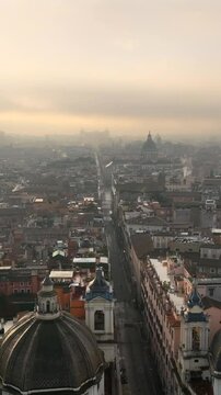 Via del Corso e Piazza del Popolo coperti da una coltre di fitta nebbia. Roma, Italia.
Spettacolare vista aerea del Tridente di Roma in una mattina d'inverno.