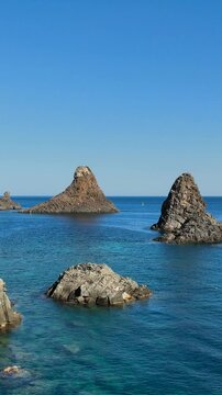 La Riviera dei Ciclopi di Aci Trezza. La costa rocciosa della Sicilia, Italia.
Ripresa aerea del mare disseminato di scogli tra Catania e Taormina.