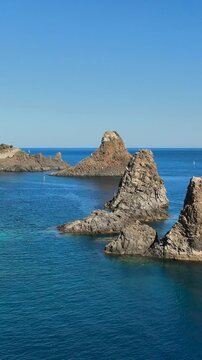 La Riviera dei Ciclopi di Aci Trezza. La costa rocciosa della Sicilia, Italia.
Ripresa aerea del mare disseminato di scogli tra Catania e Taormina.