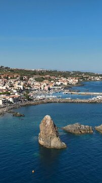La Riviera dei Ciclopi di Aci Trezza. La costa rocciosa della Sicilia, Italia.
Ripresa aerea del mare disseminato di scogli tra Catania e Taormina.