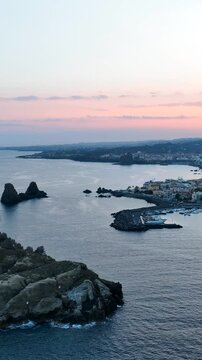La Riviera dei Ciclopi di Aci Trezza. La costa rocciosa della Sicilia, Italia.
Ripresa aerea del mare disseminato di scogli tra Catania e Taormina.