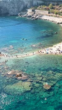 Il mare e la spiaggia di Isola Bella a Taormina, Sicilia, sud Italia.
Ripresa aerea della baia di Taormina con l'Isola Bella collegata alla terra ferma tramite un istmo di terra.