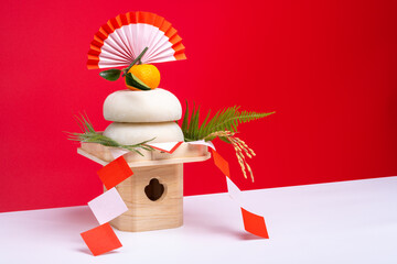 “鏡餅“(本物のお餅)を左側に配置した写真　紅白背景　三宝(台座)あり