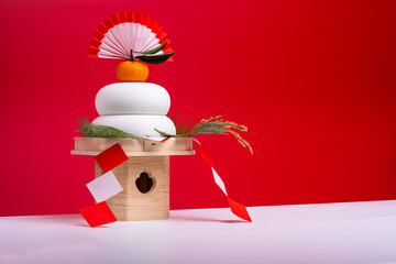 “鏡餅“を左側に配置した写真　紅白背景　三宝(台座)あり