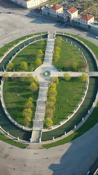 Padova, Italia. Prato della Valle. La piazza principale della citt&agrave;.
Vista aerea di Padova, Prato della Valle con il suo giardino, le statue e le fontane.
