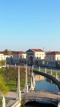 Padova, Italia. Prato della Valle. La piazza principale della citt&agrave;.
Vista aerea di Padova, Prato della Valle con il suo giardino, le statue e le fontane.
