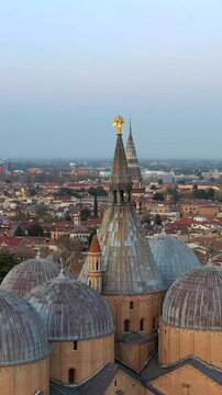 Padova, vista aerea della citt&agrave; e delle cupole della basilica del Santo, Italia .
La Primo piano della Basilica del Santo, Sant'Antonio di Padova. Veneto.
