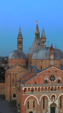 Padova, vista aerea della citt&agrave; e delle cupole della basilica del Santo, Italia .
La Primo piano della Basilica del Santo, Sant'Antonio di Padova. Veneto.
