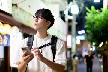 スマホを操作する男性