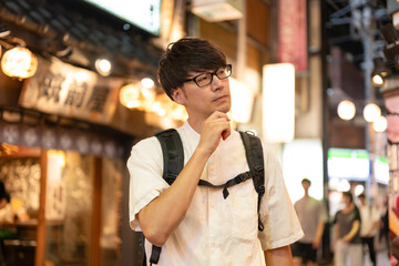 路上で悩む男性