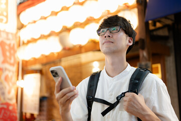 スマホを操作する男性