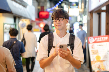 スマホを持つ男性