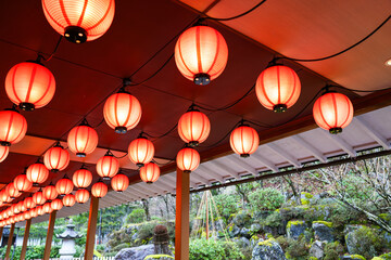 たくさんの赤い提灯が灯された天井（石川県加賀市ゆのくにの森） © Tabizukico