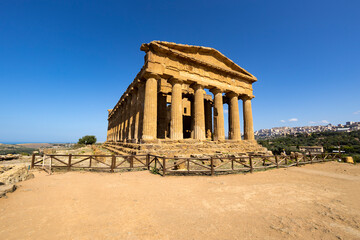 Obraz premium Temple of Concordia in the in the Valley of the Temples in Agrigento, Sicily, Italy