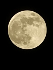 Obraz premium Full moon over black sky