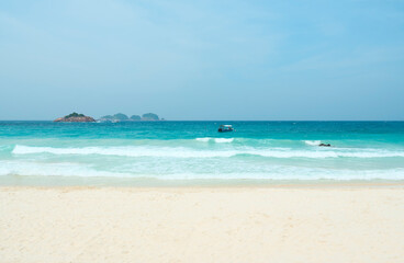 Fototapeta premium Turquoise ocean water lapping on the white sand beach in redang island, malaysia