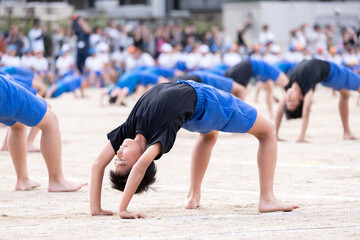 運動会で組体操をする小学生の男の子