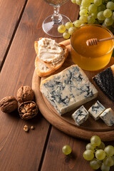 Gorgonzola, noci, miele e frutta fresca, cibo italiano 