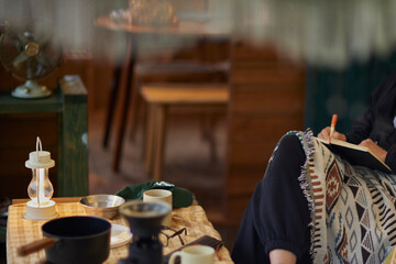 Camping in the woods with mountains and trees where you can relax and relax.