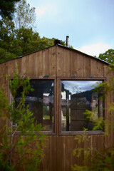 Camping in the woods with mountains and trees where you can relax and relax.