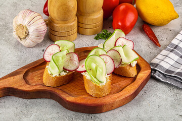 Bruschetta with soft cheese and cucumber