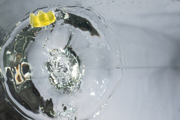 wasser eintauchen fruchtgummi von unten