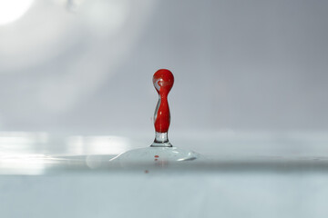 farbe tropfen wasser rot