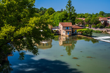 Obraz premium Summer on the Mincio river. Historic village of Borghetto sul Mincio