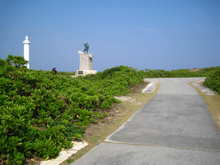 冬の沖縄　残波岬公園(残波岬灯台と泰期像)