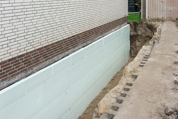 Sanierung einer Kellerwand mit einer Wärmedämmung