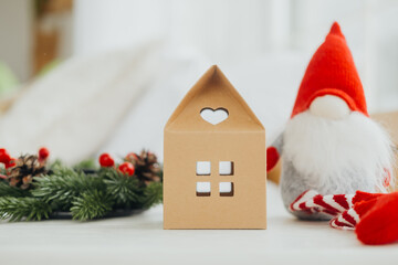 Fototapeta premium Decorative holiday display featuring a gnome and a heart-shaped box
