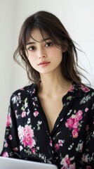 花柄ファッションポートレート：ファッションデザインや編集用にスタイリッシュな黒の花柄ブラウスを着たエレガントな若い女性