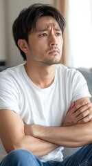 自宅でメンタルヘルス啓発キャンペーンの決断を考えている物思いにふける若い男性