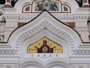 Obraz premium Close-up of Jesus in golden background at the Nevski church in Tallinn (Estonia)